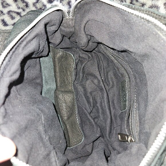 Núnoo | Washed Black Leather Crossbody Bag - Picture 8 of 13